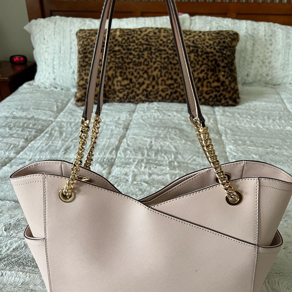 SOLD. Michael Kors shoulder bag 💼